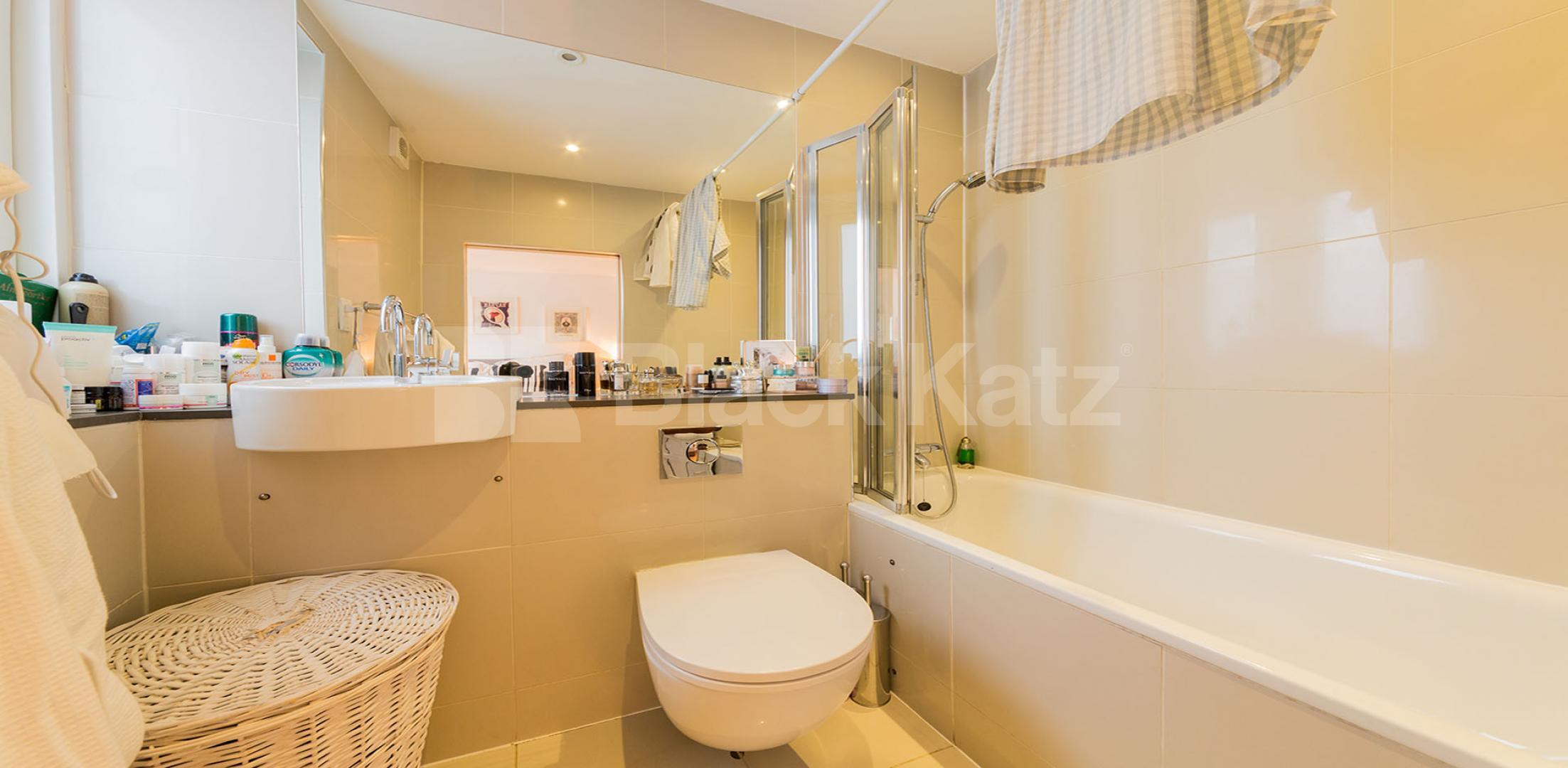 			LET BY!, 2 Bedroom, 1 bath, 1 reception House			 Camden Mews, CAMDEN